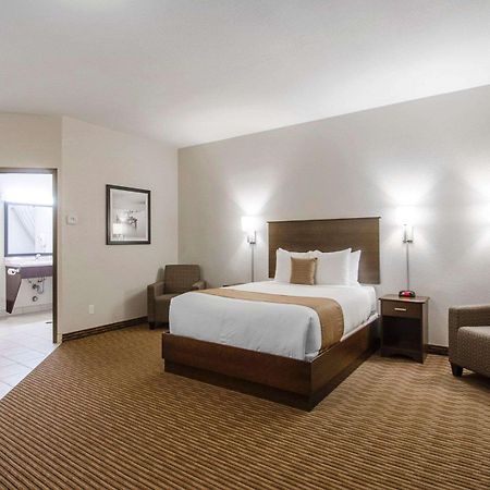 Quality Inn & Suites Estevan Esterno foto