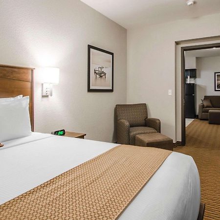 Quality Inn & Suites Estevan Esterno foto