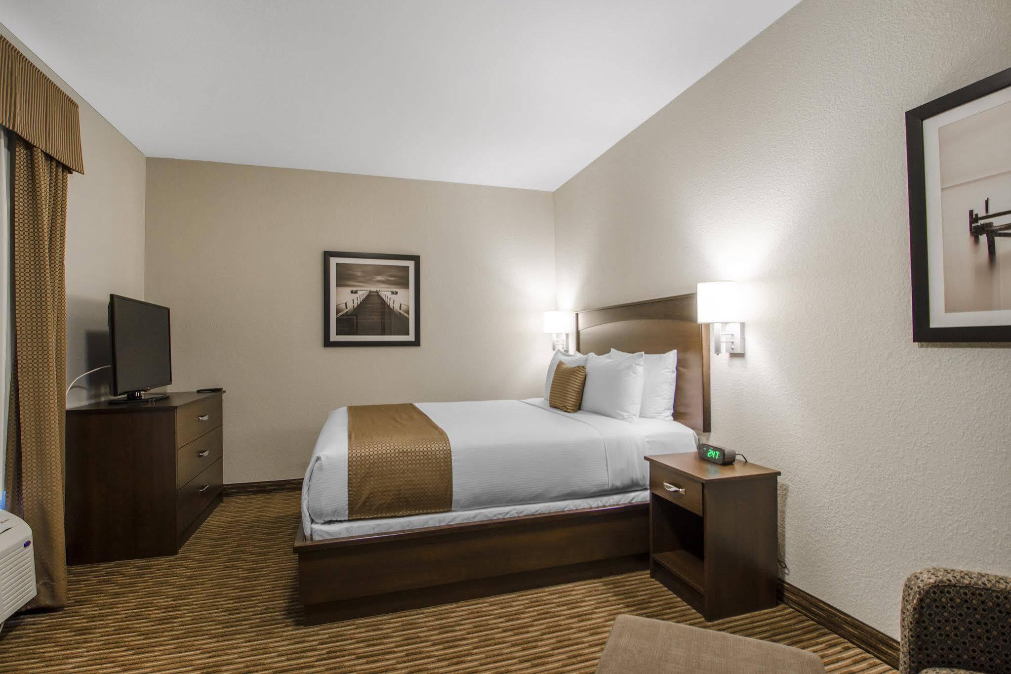 Quality Inn & Suites Estevan Esterno foto