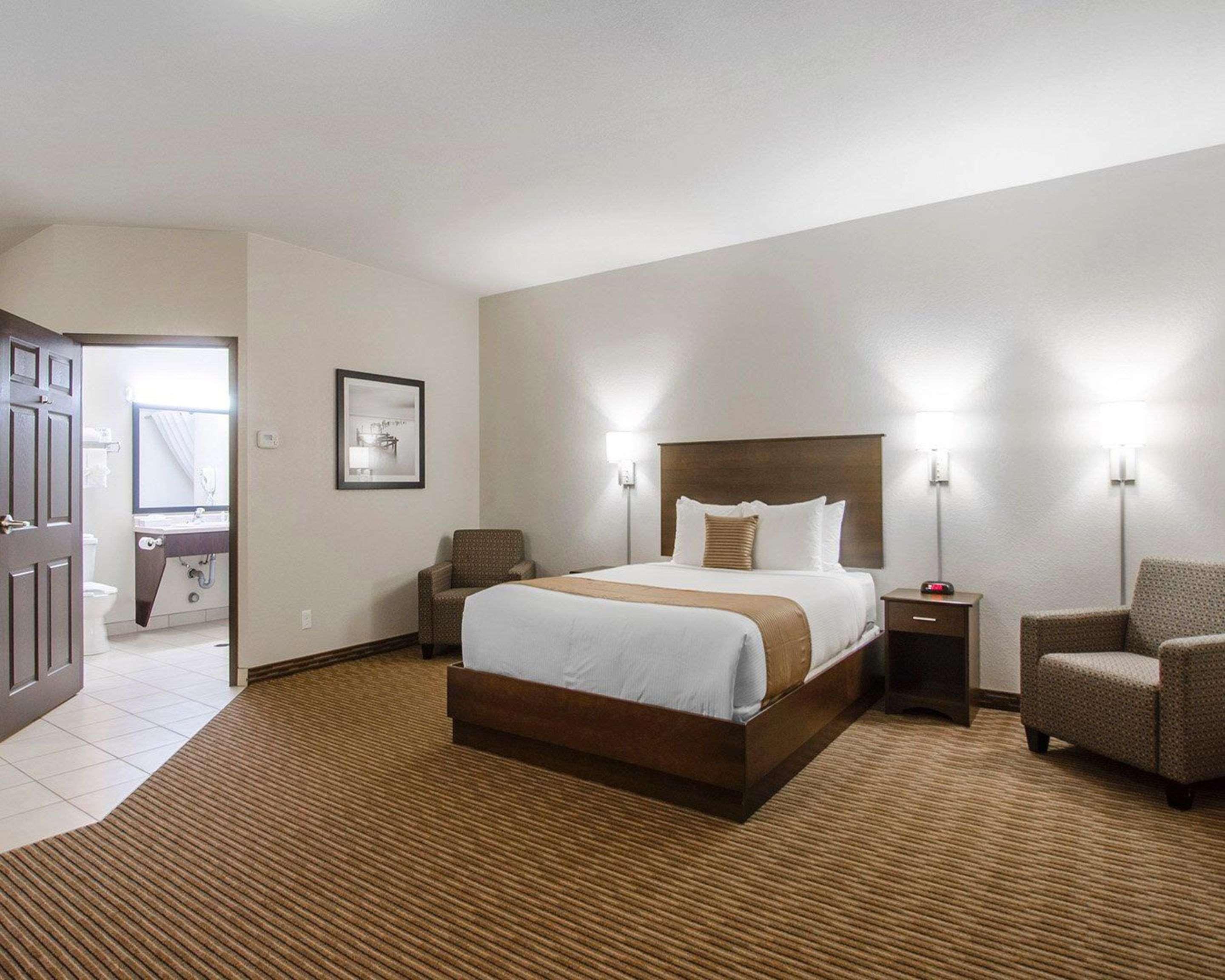 Quality Inn & Suites Estevan Esterno foto