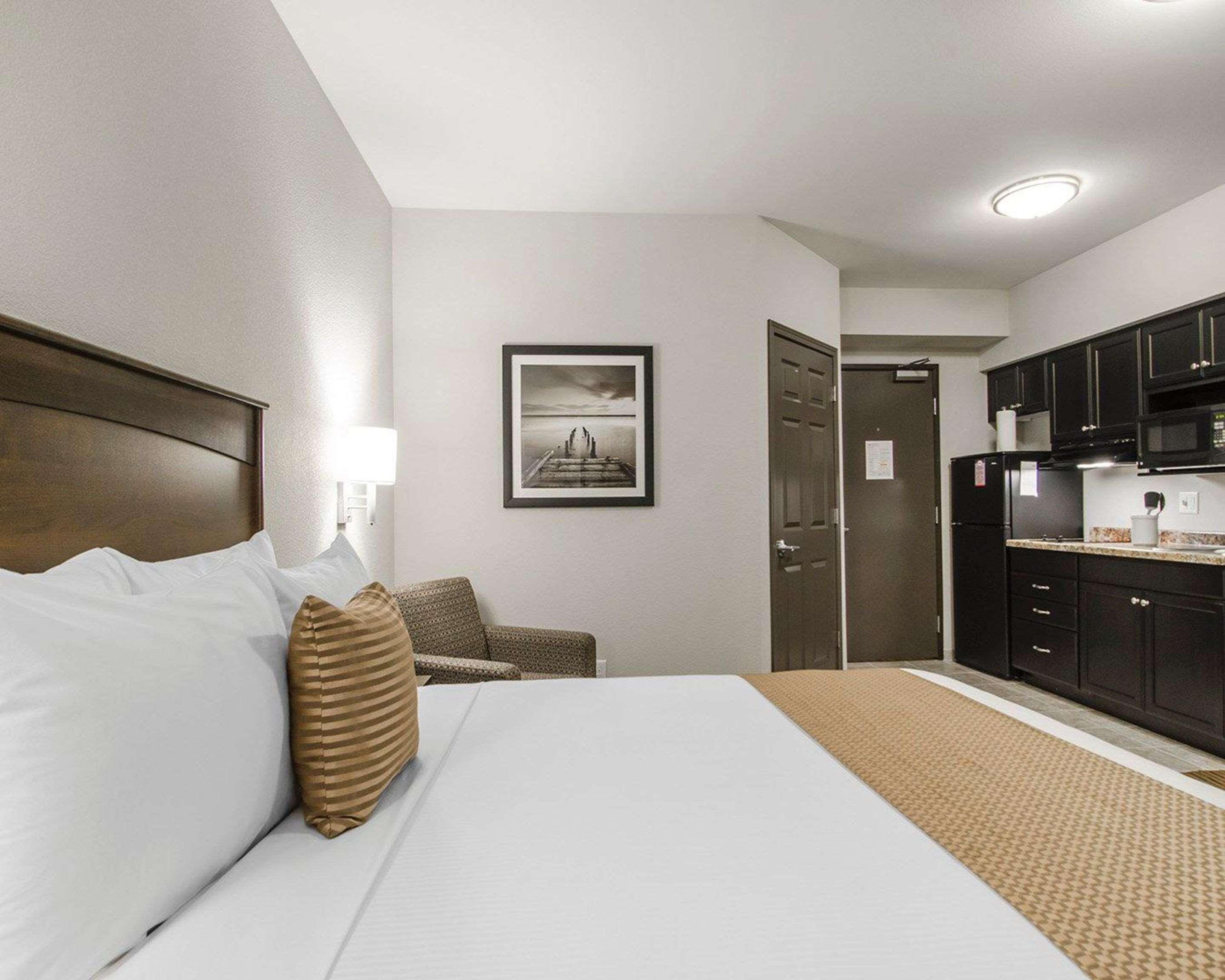 Quality Inn & Suites Estevan Esterno foto