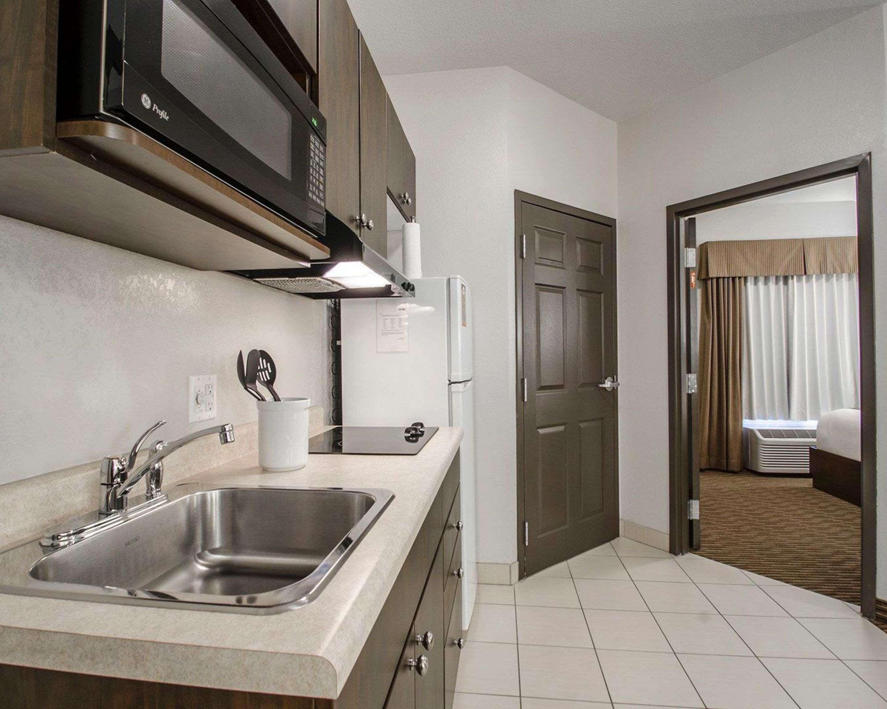 Quality Inn & Suites Estevan Esterno foto