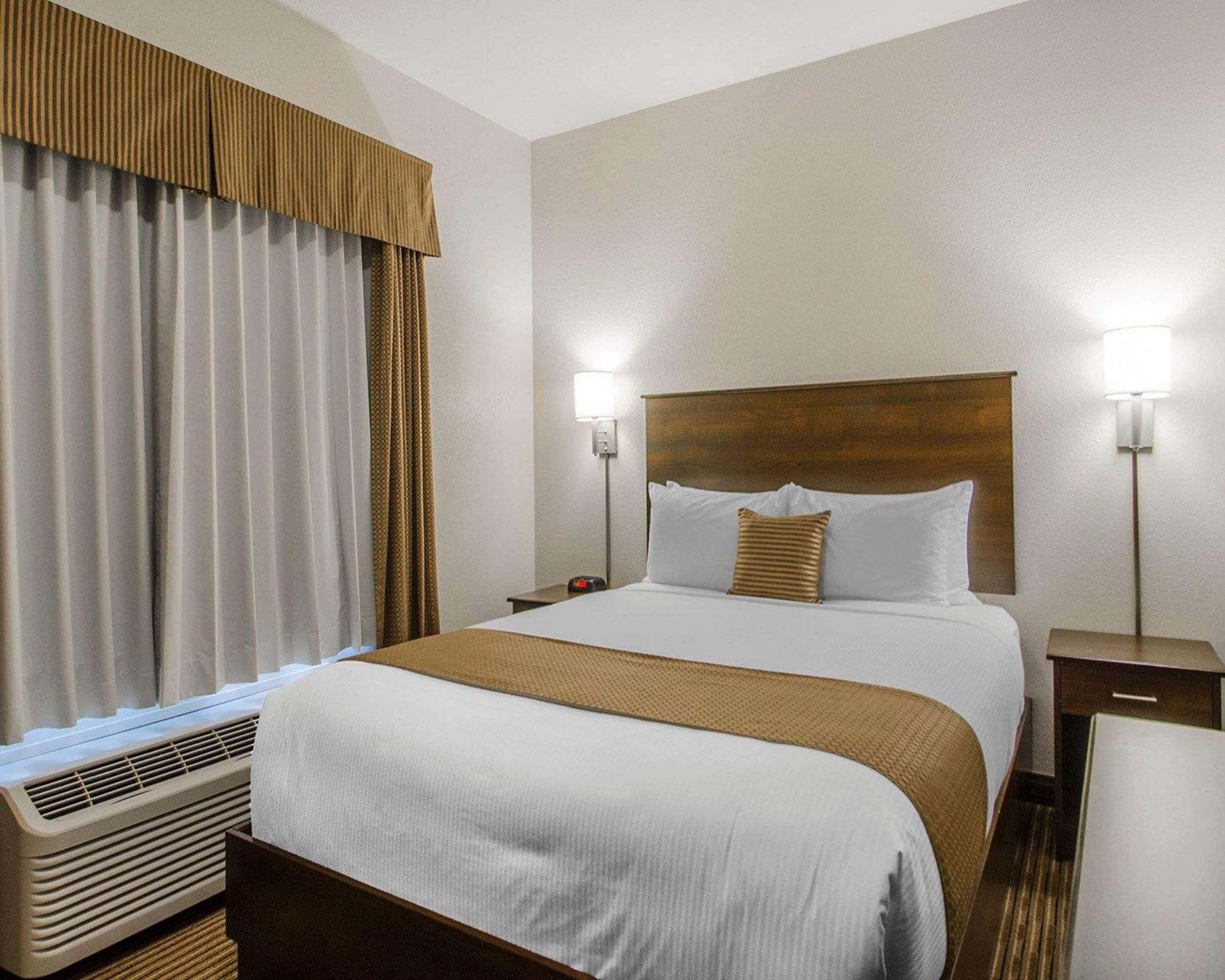Quality Inn & Suites Estevan Esterno foto