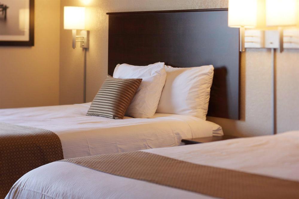 Quality Inn & Suites Estevan Esterno foto