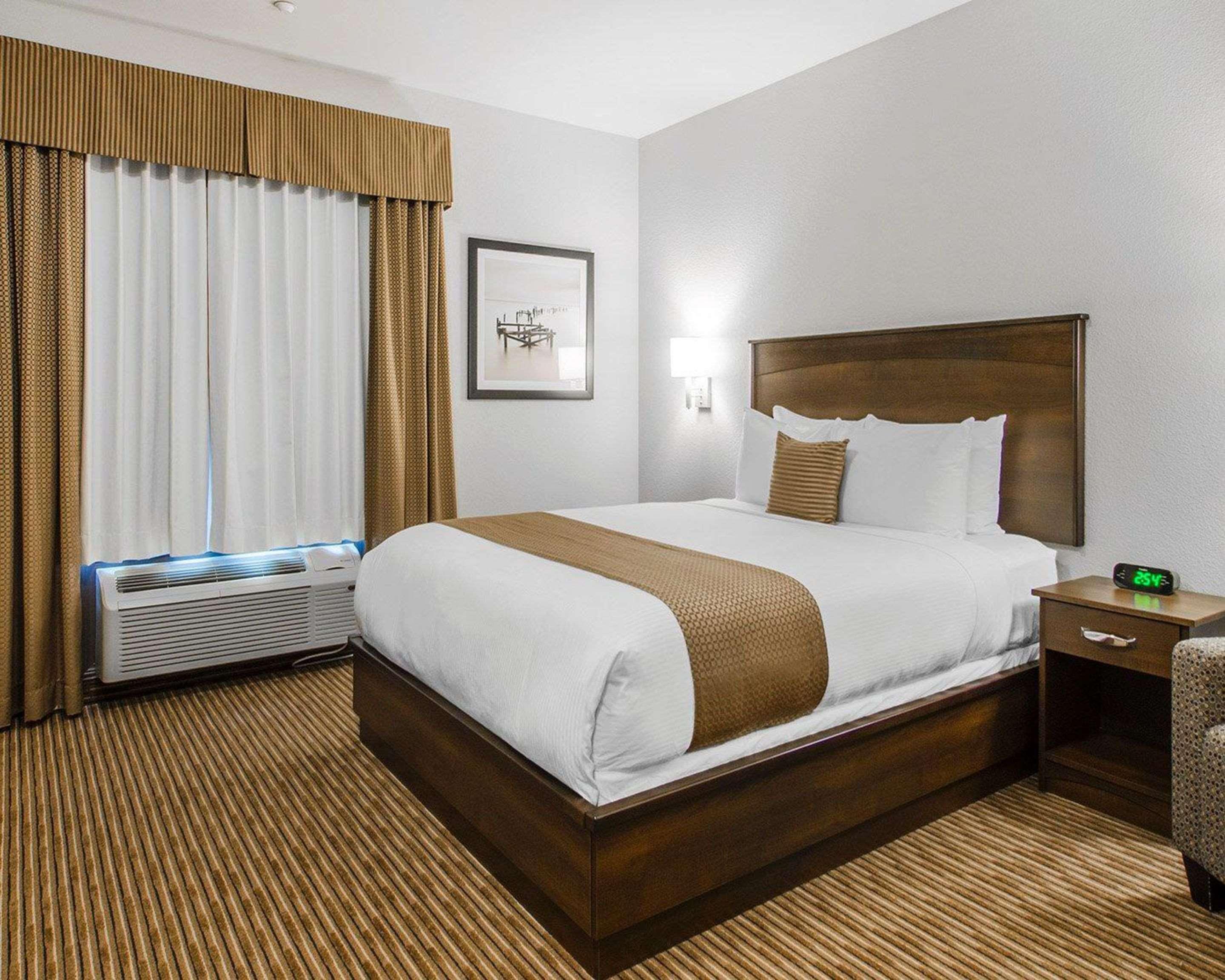 Quality Inn & Suites Estevan Esterno foto
