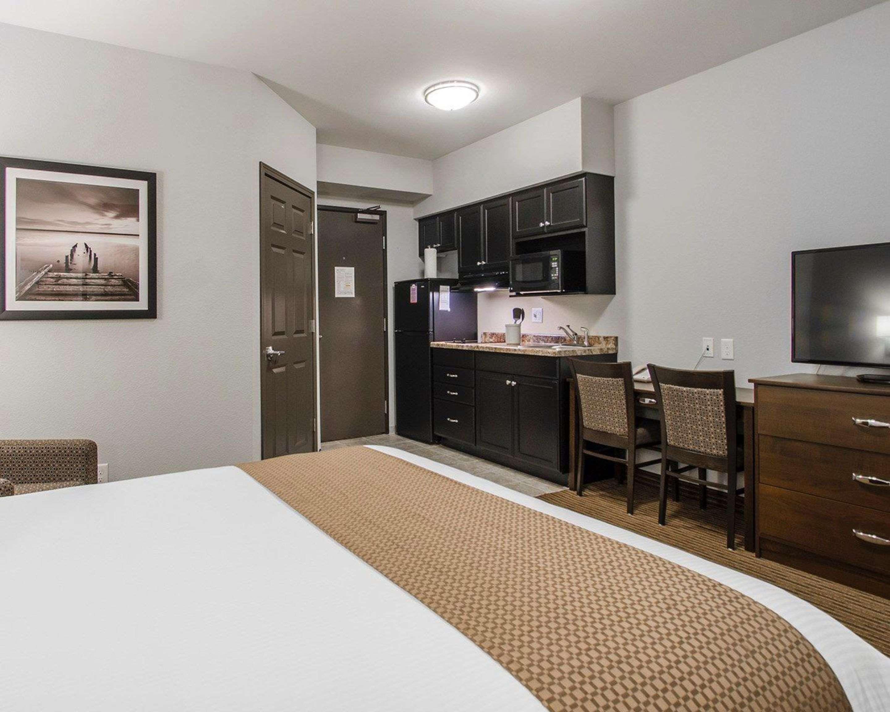 Quality Inn & Suites Estevan Esterno foto