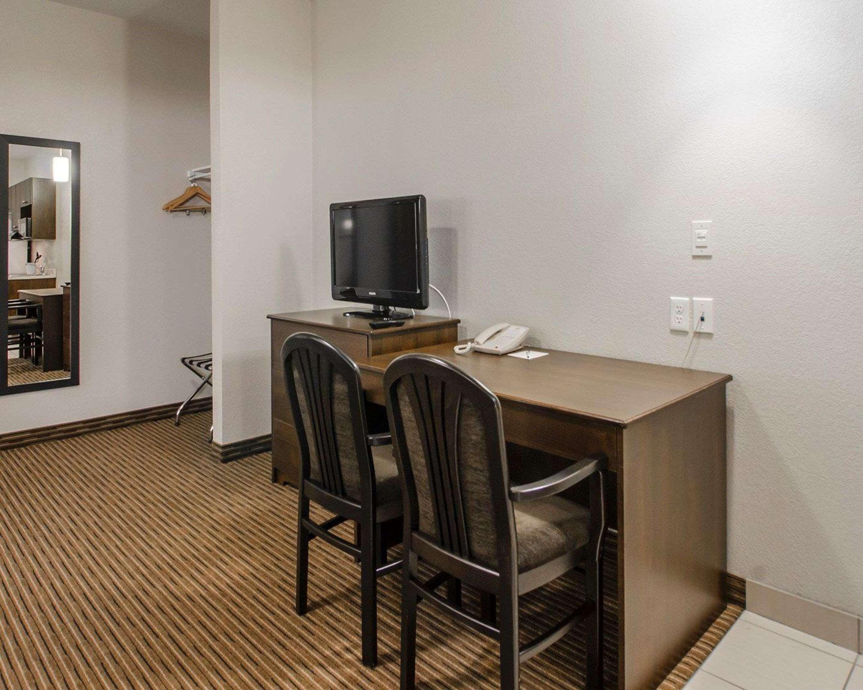 Quality Inn & Suites Estevan Esterno foto
