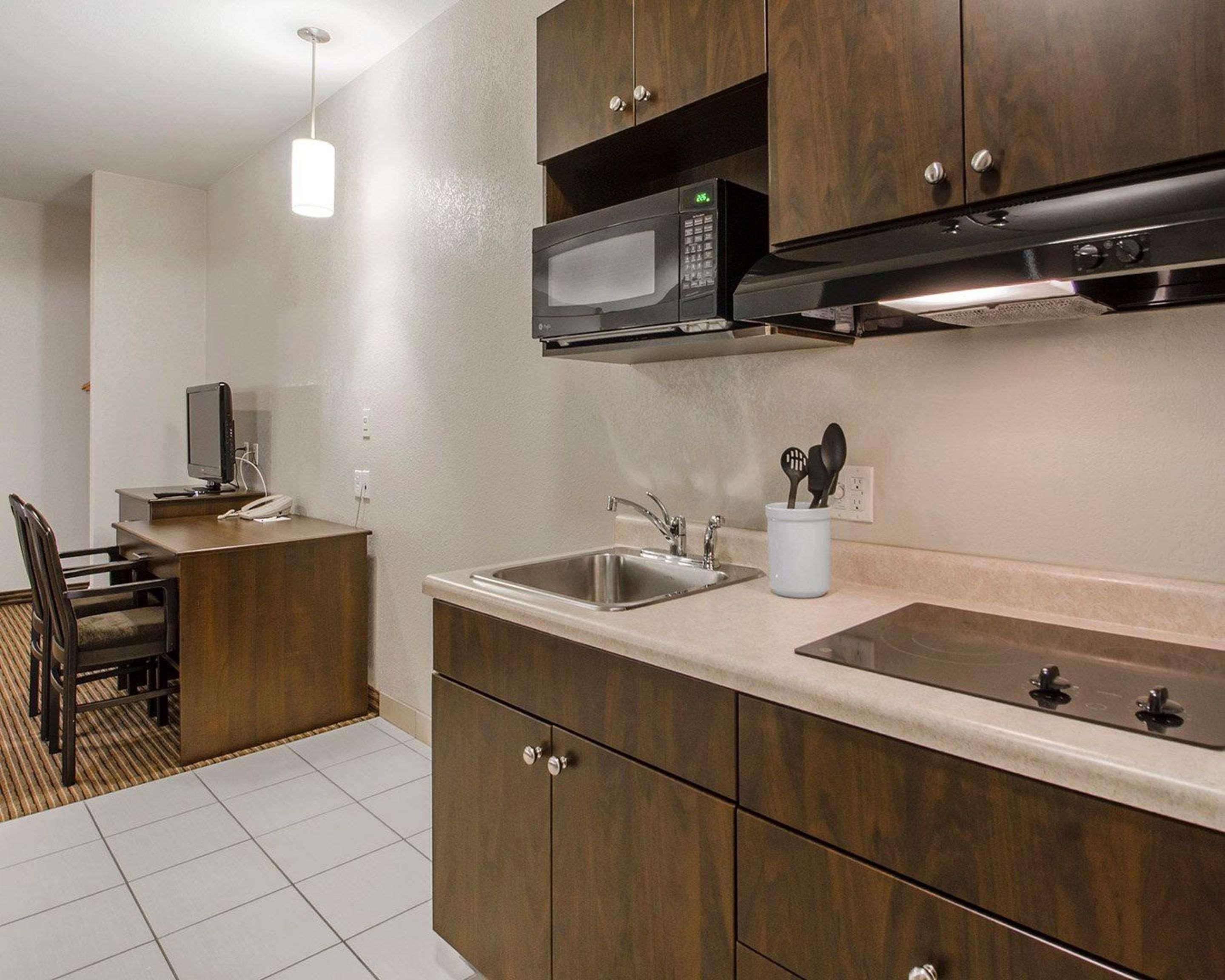 Quality Inn & Suites Estevan Esterno foto