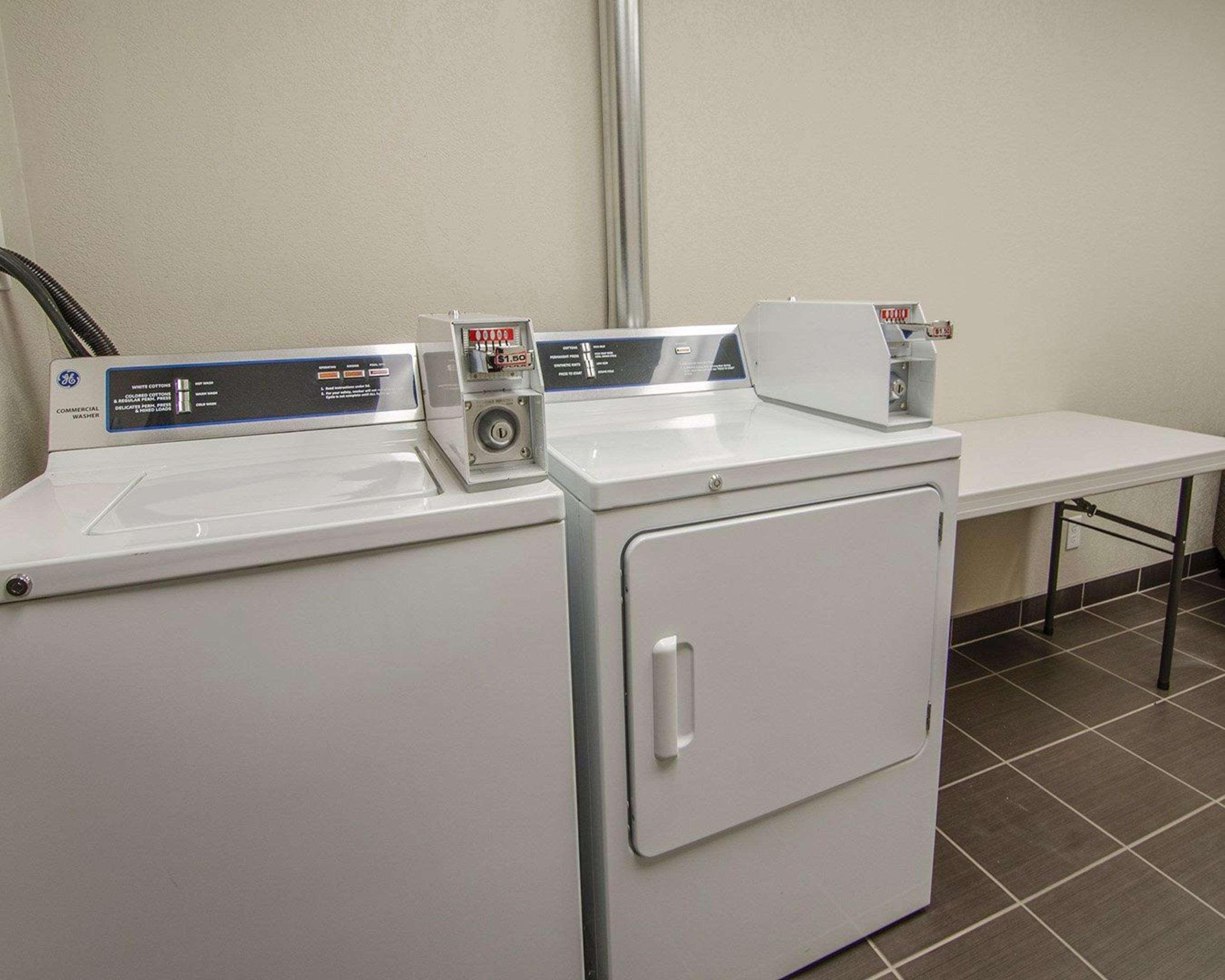 Quality Inn & Suites Estevan Esterno foto