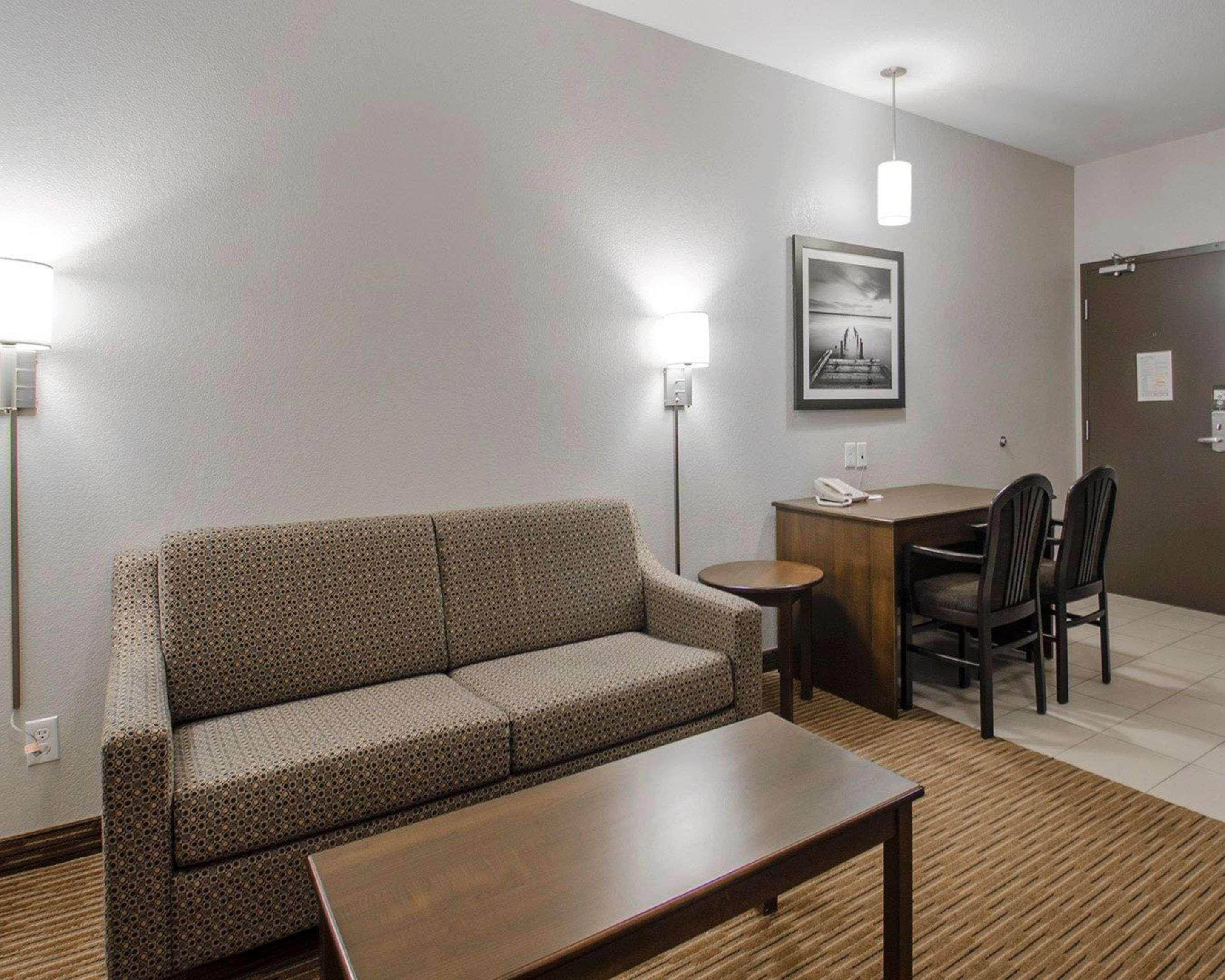 Quality Inn & Suites Estevan Esterno foto