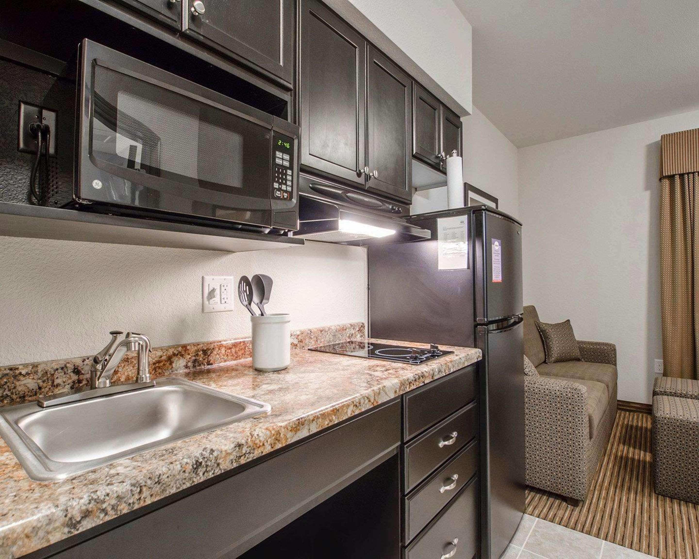 Quality Inn & Suites Estevan Esterno foto