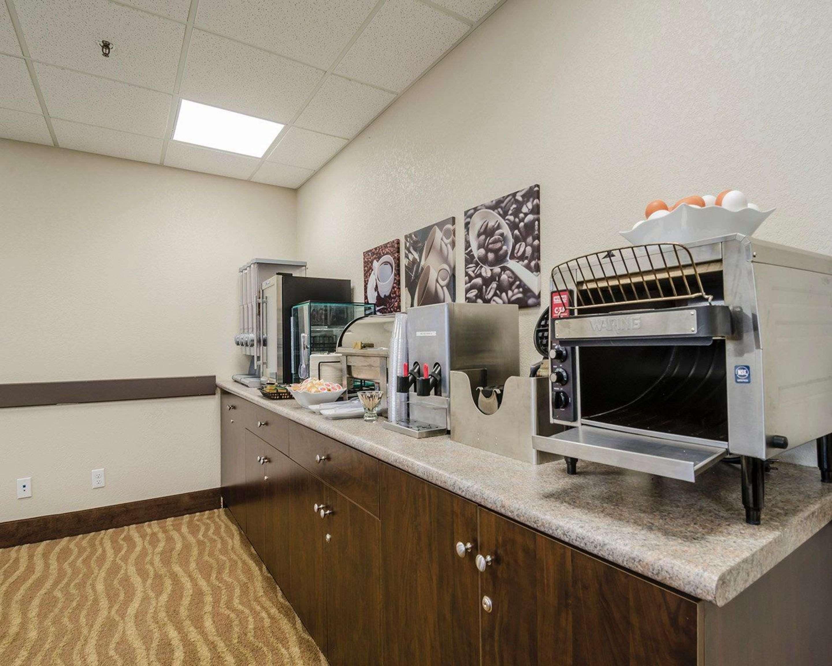 Quality Inn & Suites Estevan Esterno foto